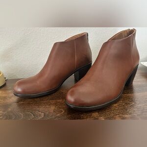 Like new BOC Brown Ankle Boots